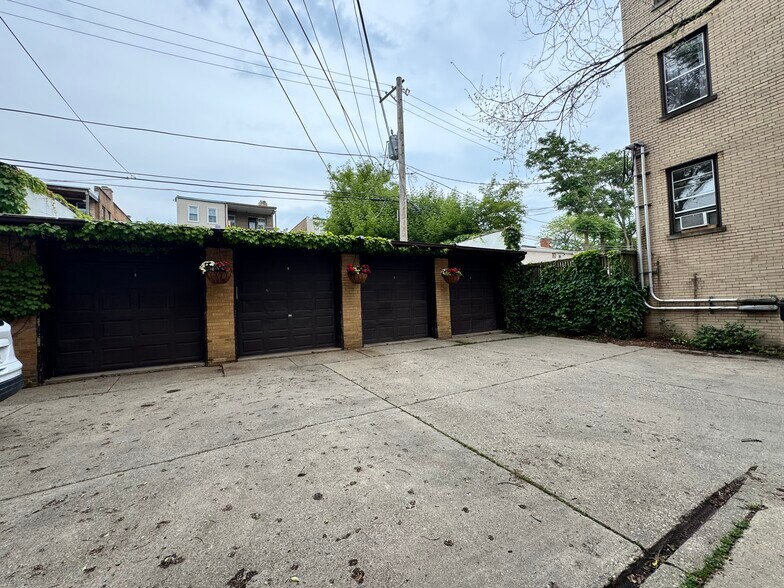 Building Photo - 2050 W Farwell Ave