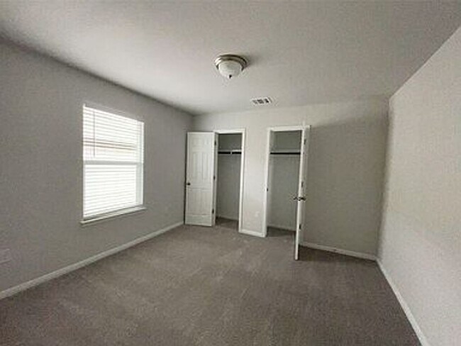 Building Photo - 233 Hauser Dr