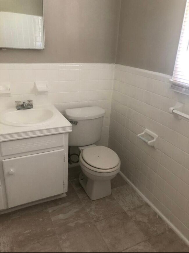 Building Photo - 501 Rosewell Ln