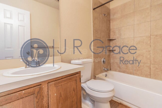 Building Photo - 5935 Shadydell Dr