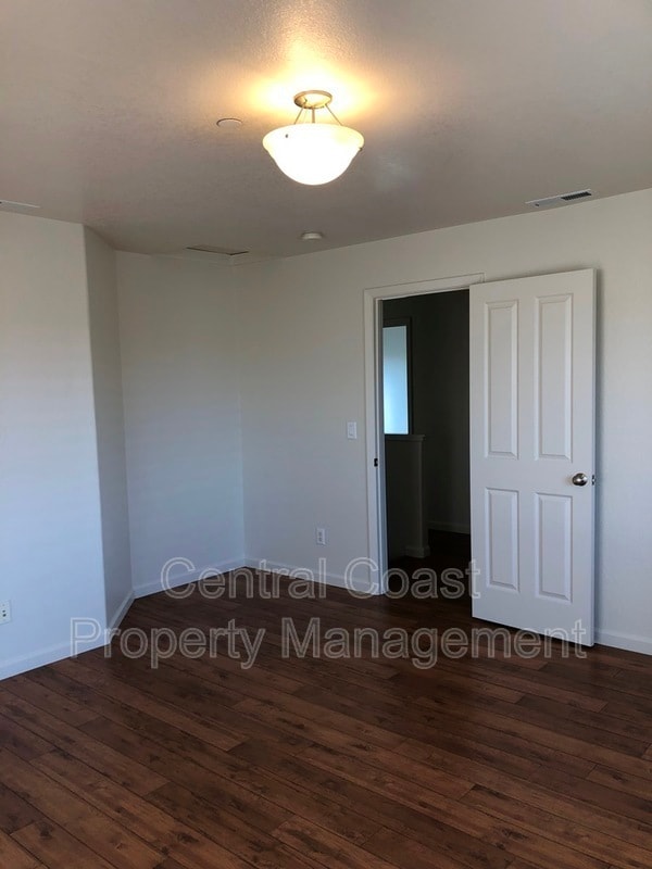 Building Photo - 10 Carmel Cir