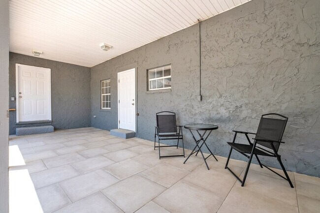 Building Photo - 905 Buena Vista Dr