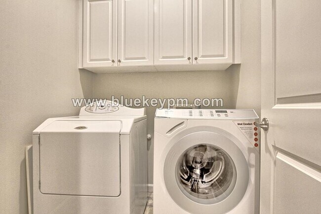 Building Photo - 4 Bed, 2.5 Baths Home with Primary Suite on Main Floor in Ridgefield