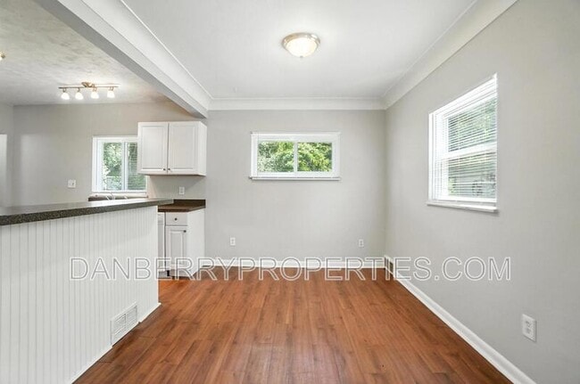 Building Photo - 822 Searles Rd