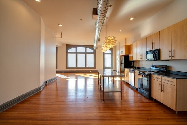Building Photo - Spacious Newport Loft