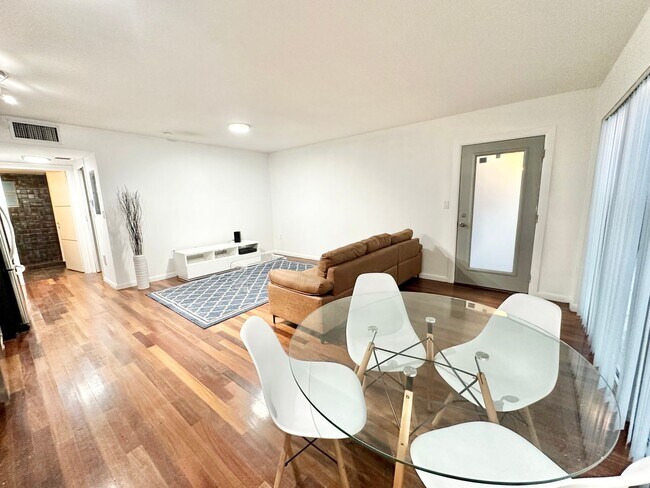 Building Photo - Tastefully furnished 1bed/1bath in the heart of South Beach!