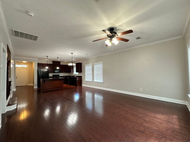 Building Photo - 3 bed/2 bath home with 1-car garage for re...