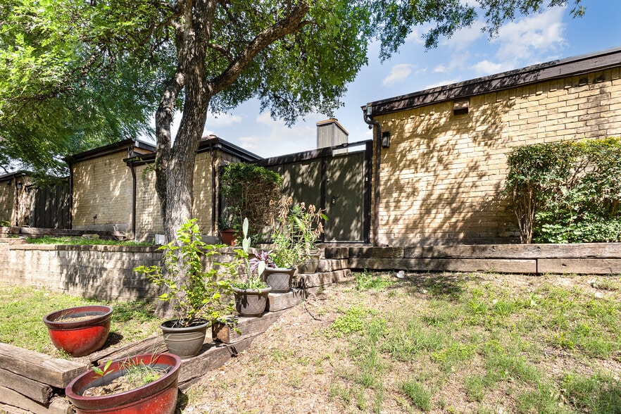 Building Photo - 4665 Country Creek Dr