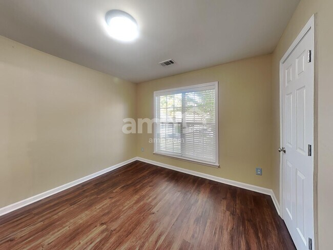 Building Photo - 3695 Moor Pointe Dr