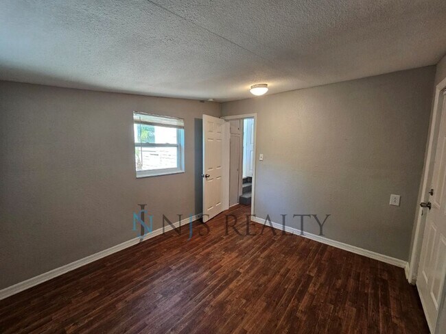 Building Photo - REDUCED $200!!  Cute 3/1 with updated kitchen & bath, enclosed front lanai & one car garage!!
