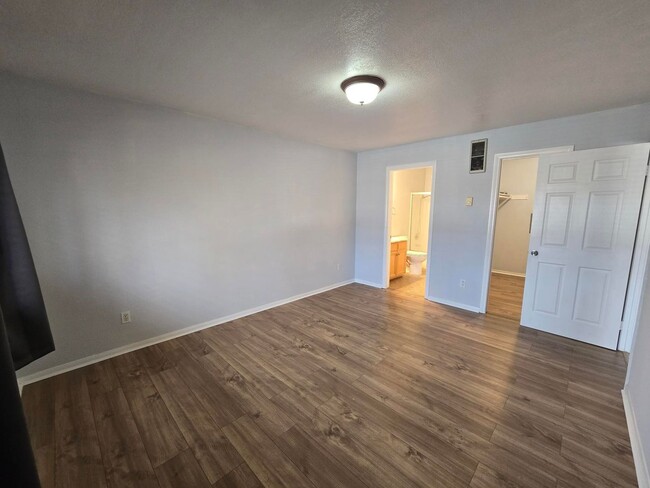 Building Photo - Spacious 2-Bedroom, 2-Bath Top-Floor Unit ...