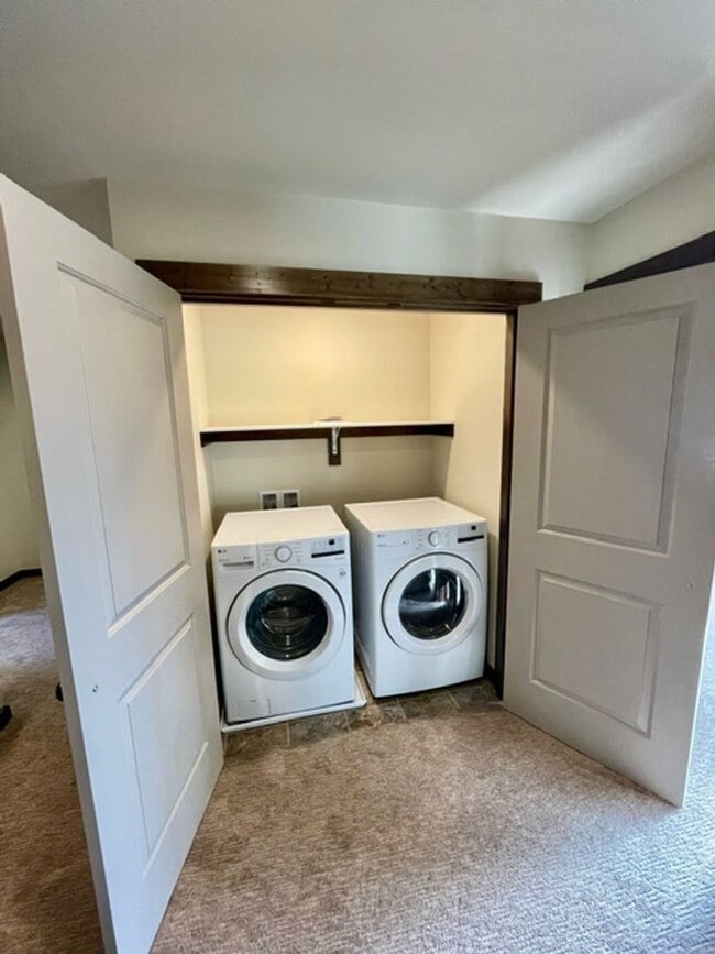 Building Photo - Townhouse - 3 Bedrooms 2 1/2 Bathrooms