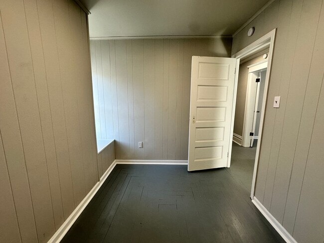 Building Photo - Five Bedroom House Available in Battle Creek