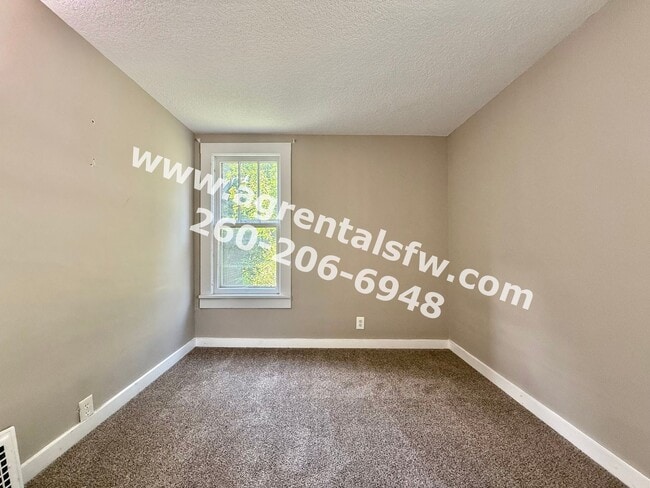 Building Photo - 3 Bedroom House