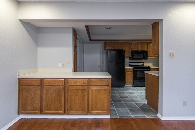 Building Photo - 2 Bedroom, 2 Bath in Overton South