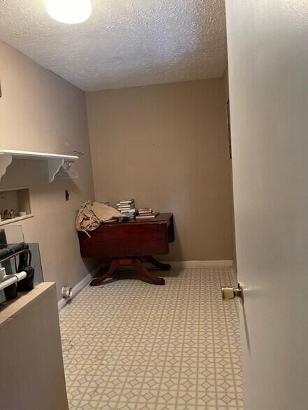 Laundry room - 10180 SE 139th Plz
