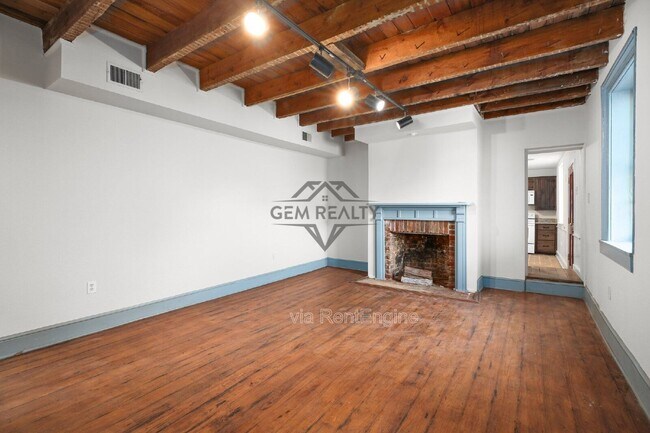 Building Photo - 710 Caroline St