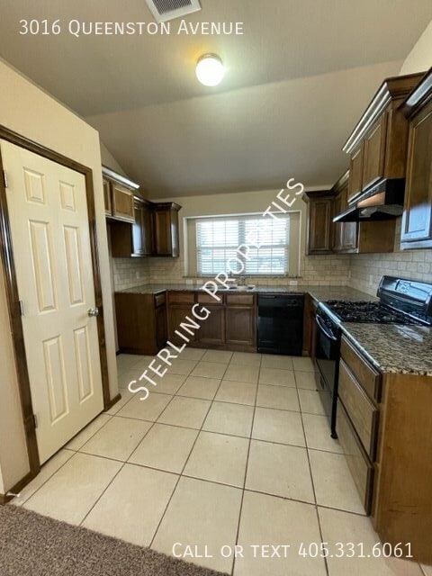 Building Photo - 3016 Queenston Ave