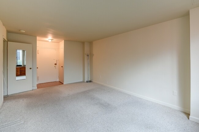 Building Photo - Spacious & Bright Studio at River Place East