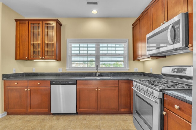 Building Photo - 2950 Hunley Dr
