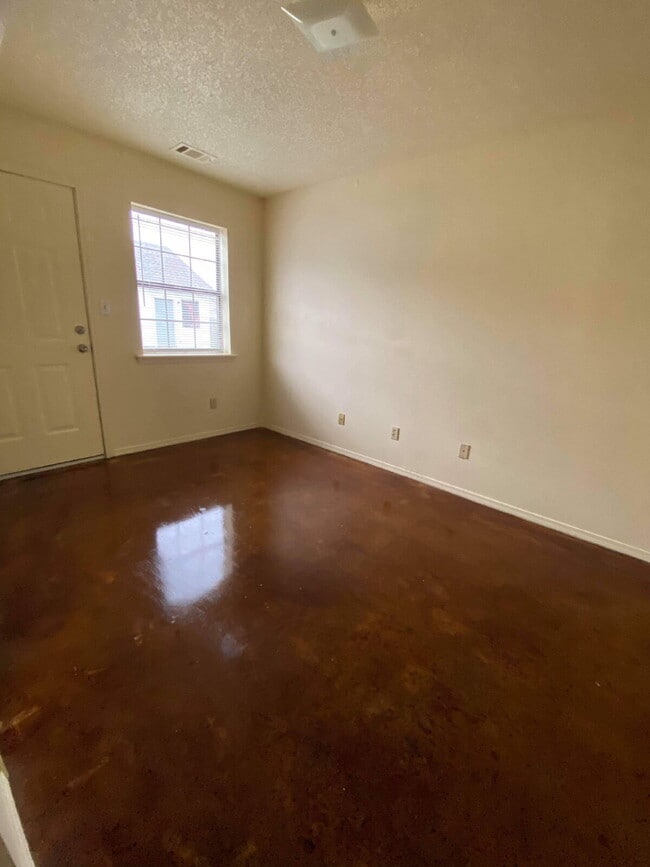 Building Photo - 687 Jill St