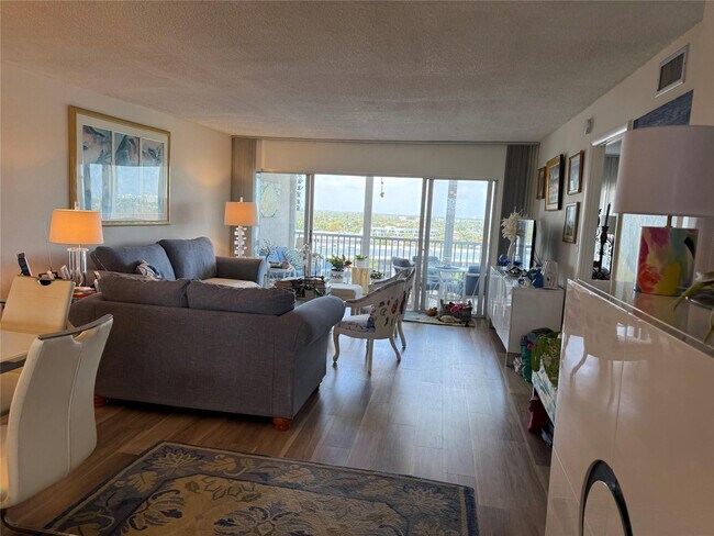 Building Photo - 1523 E Hillsboro Blvd