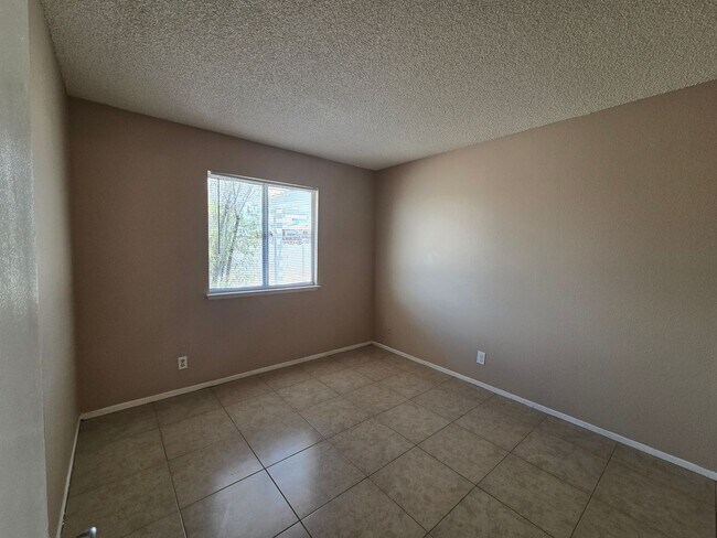 Building Photo - 3 Bedroom Home off of Hollywood– Now Offer...