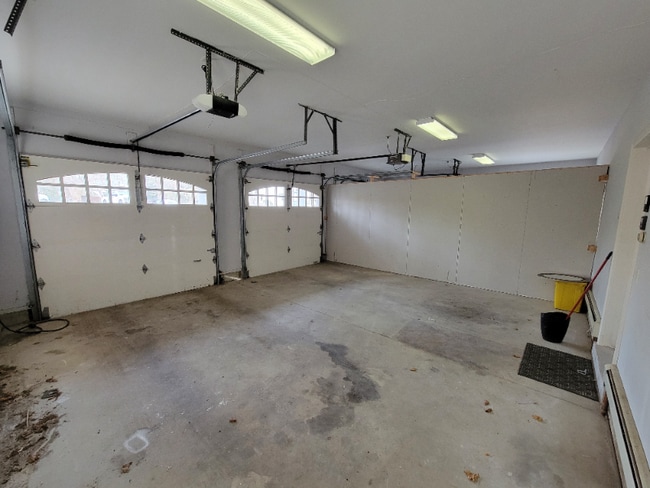 Building Photo - 120 Plainview Rd
