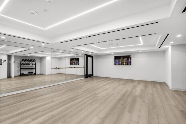 Building Photo - 225 N Miami Ave