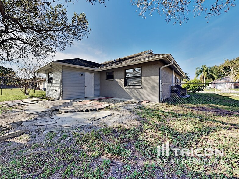 Building Photo - 1074 Deer Hollow Way