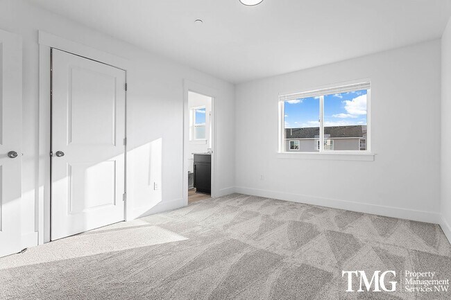 Building Photo - 977 Creer Way