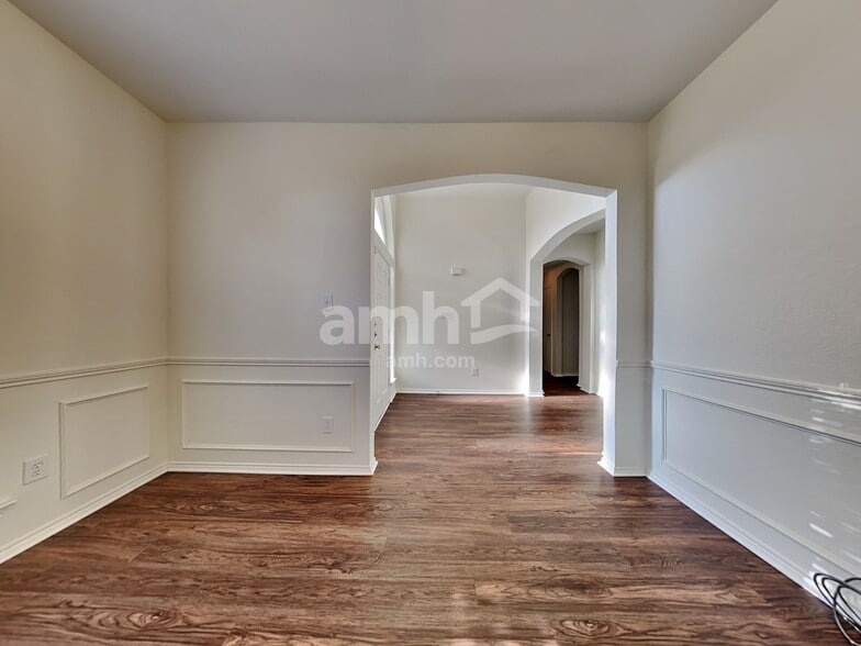 Building Photo - 8829 Stirrup Way