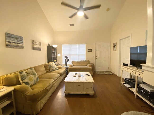 Building Photo - Spacious Townhome located in The Townes at...