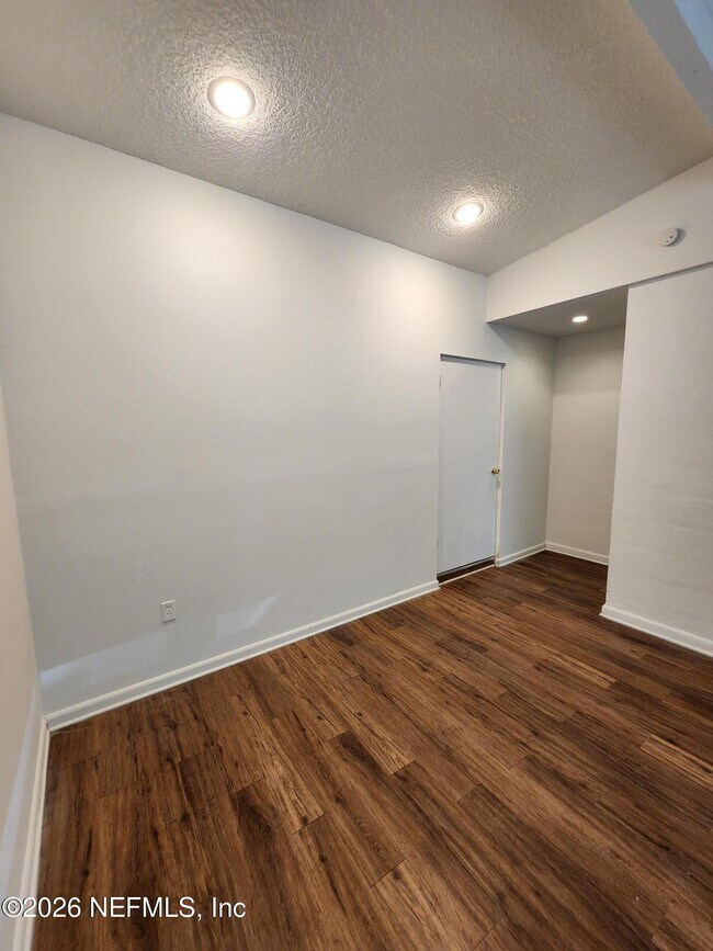Building Photo - 1721 Hawaii Dr E