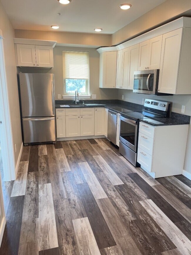 Building Photo - 2 Bed 1 Bath Coming Available in Samish Station Apartments!