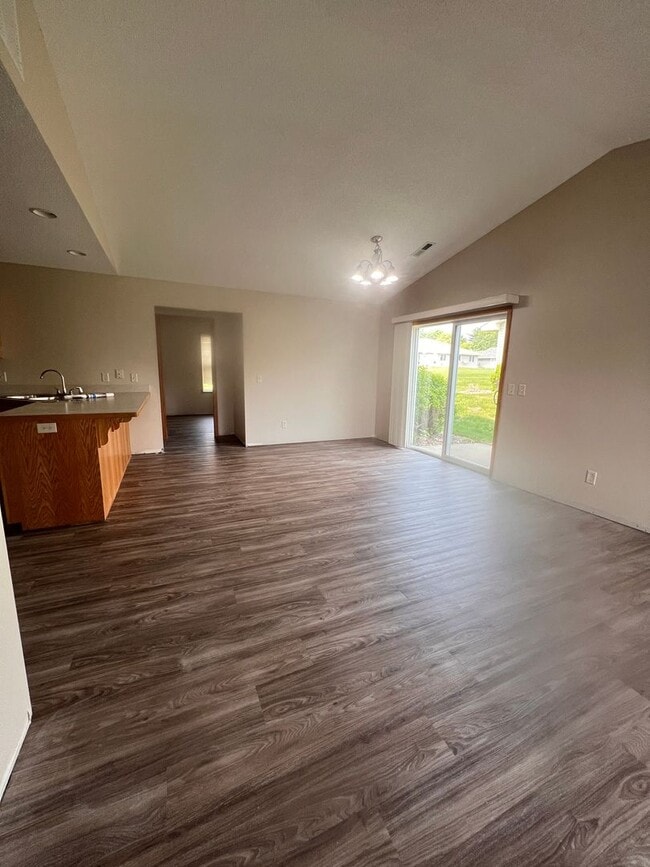 Building Photo - 938 E 6th St