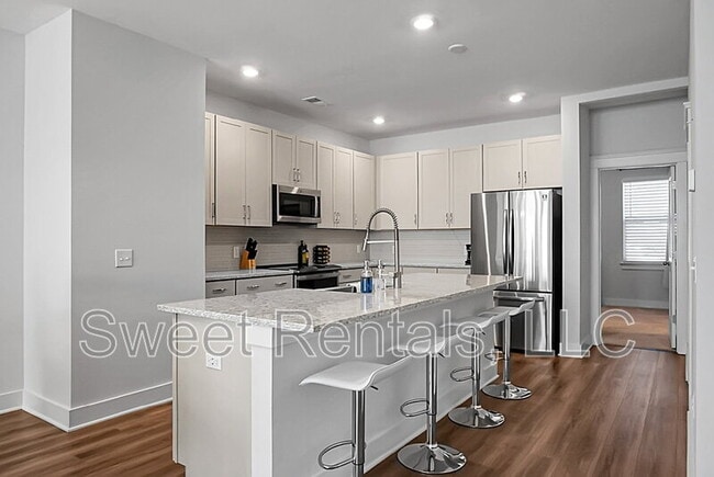Building Photo - 4565 Mixson Ave