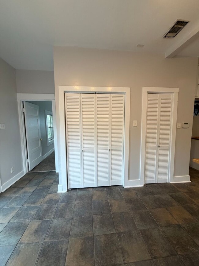 Building Photo - Stylish 2/2 Bungalow with Modern Kitchen & Spacious Backyard