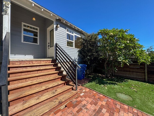 Building Photo - Remodeled Echo Park Home
