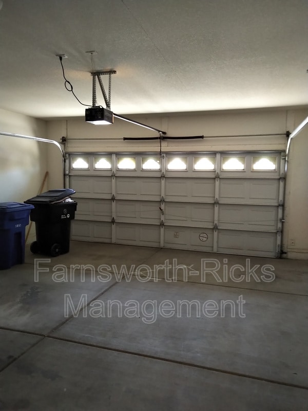 Building Photo - 1154 E Locust Dr