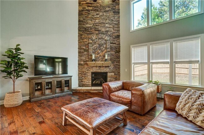 Building Photo - 633 Leland Pkwy