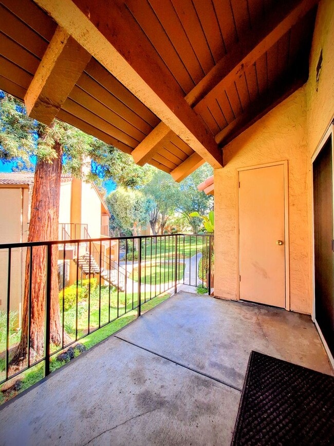 Building Photo - Beautifully Remodeled Second Floor Condo A...