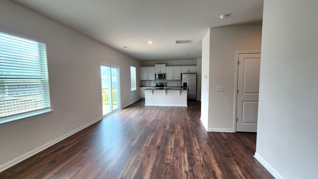 Building Photo - 560 Country Oak Dr