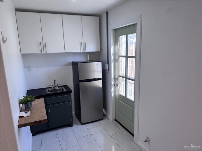 Building Photo - 10 S 8th Ave