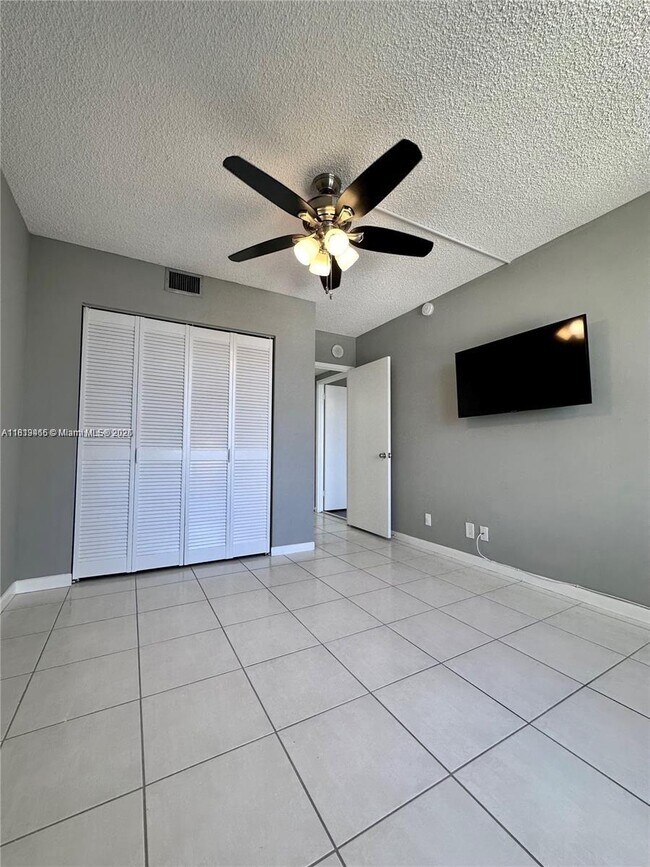 Building Photo - 2500 Parkview Dr