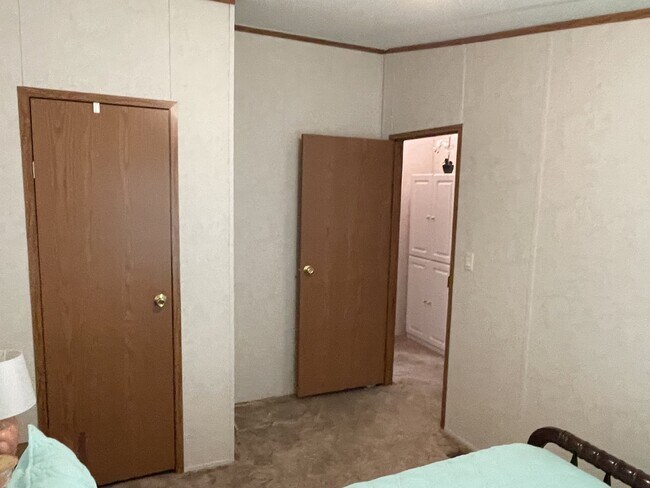Building Photo - Furnished 3 bedroom 2 full bathroom Manufa...