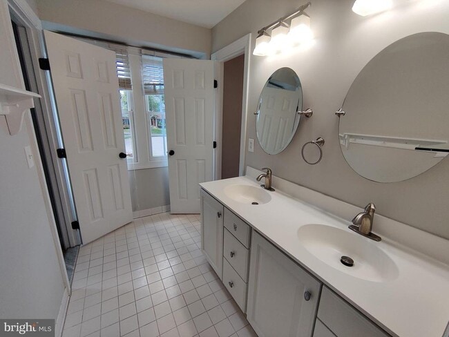 Building Photo - 7500 Tahoe Ct