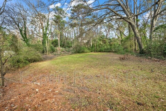 Building Photo - 1542 Somerset Dr