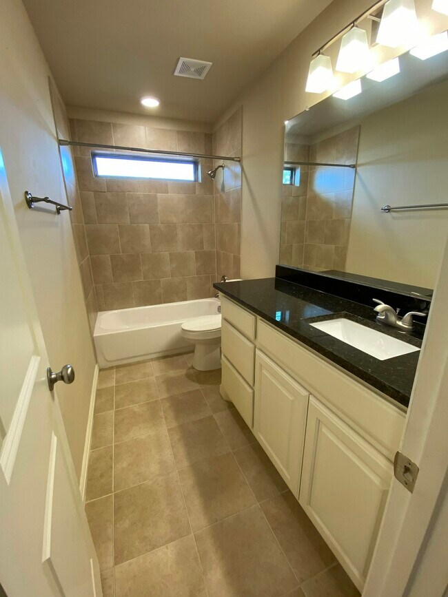 Building Photo - 1705 Carverly Dr