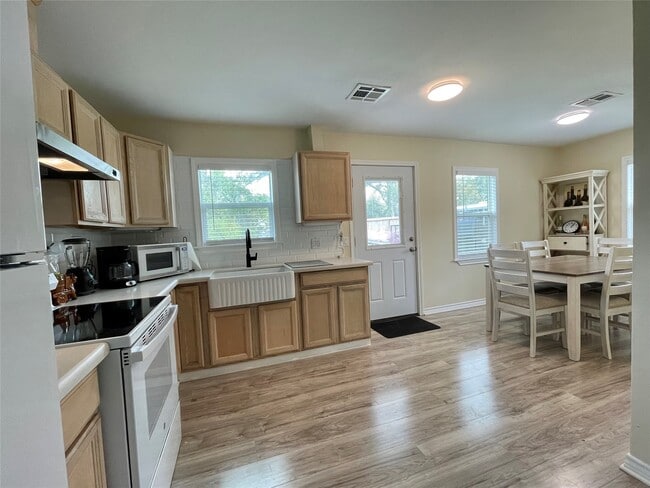 Building Photo - 1116 Lake St